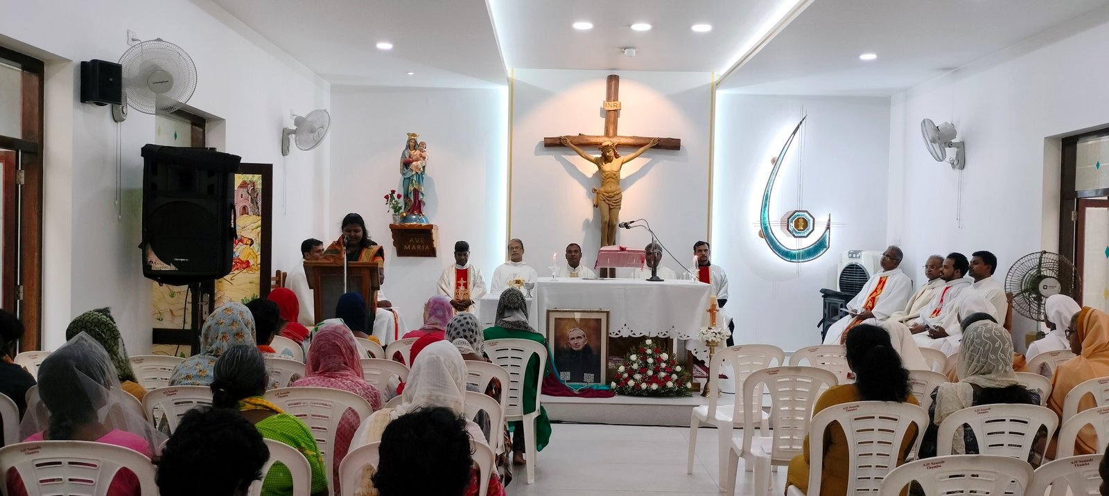 Hermanas participando en un evento con el Papa Francisco.